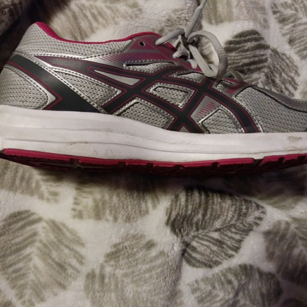 Tennis shoes